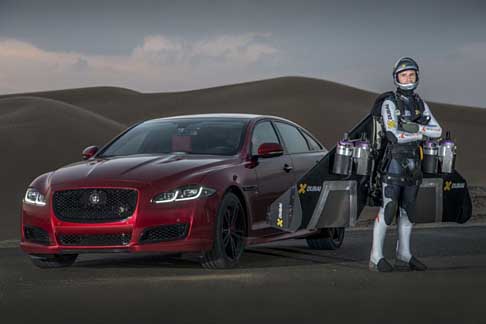 Jaguar - Nel deserto di Dubai si  svolta un interessante sfida tra il Jetman Dubai Yves Rossy, e una Jaguar XJR, guidata dallex pilota della Formula Uno Martin Brundle.